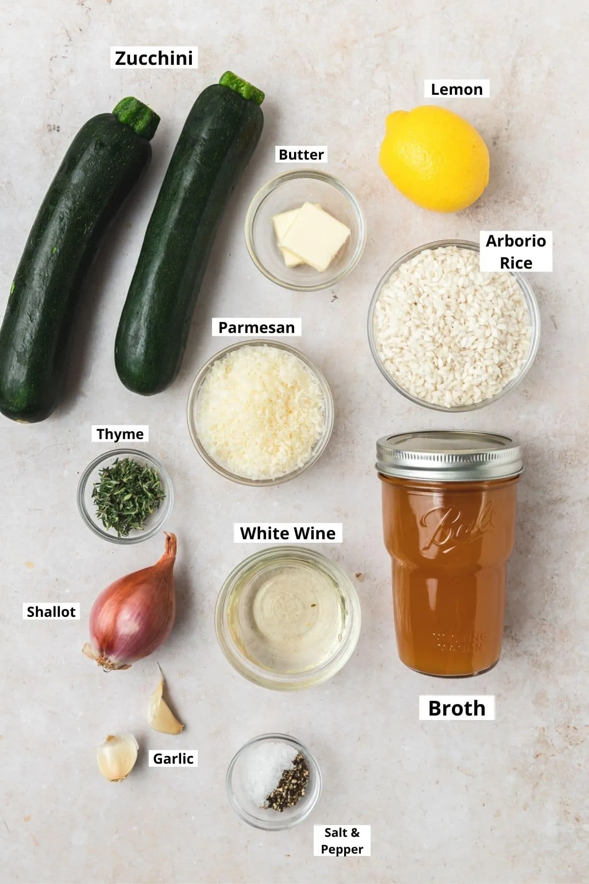 Zutaten für Zucchini Risotto auf einem Tisch.