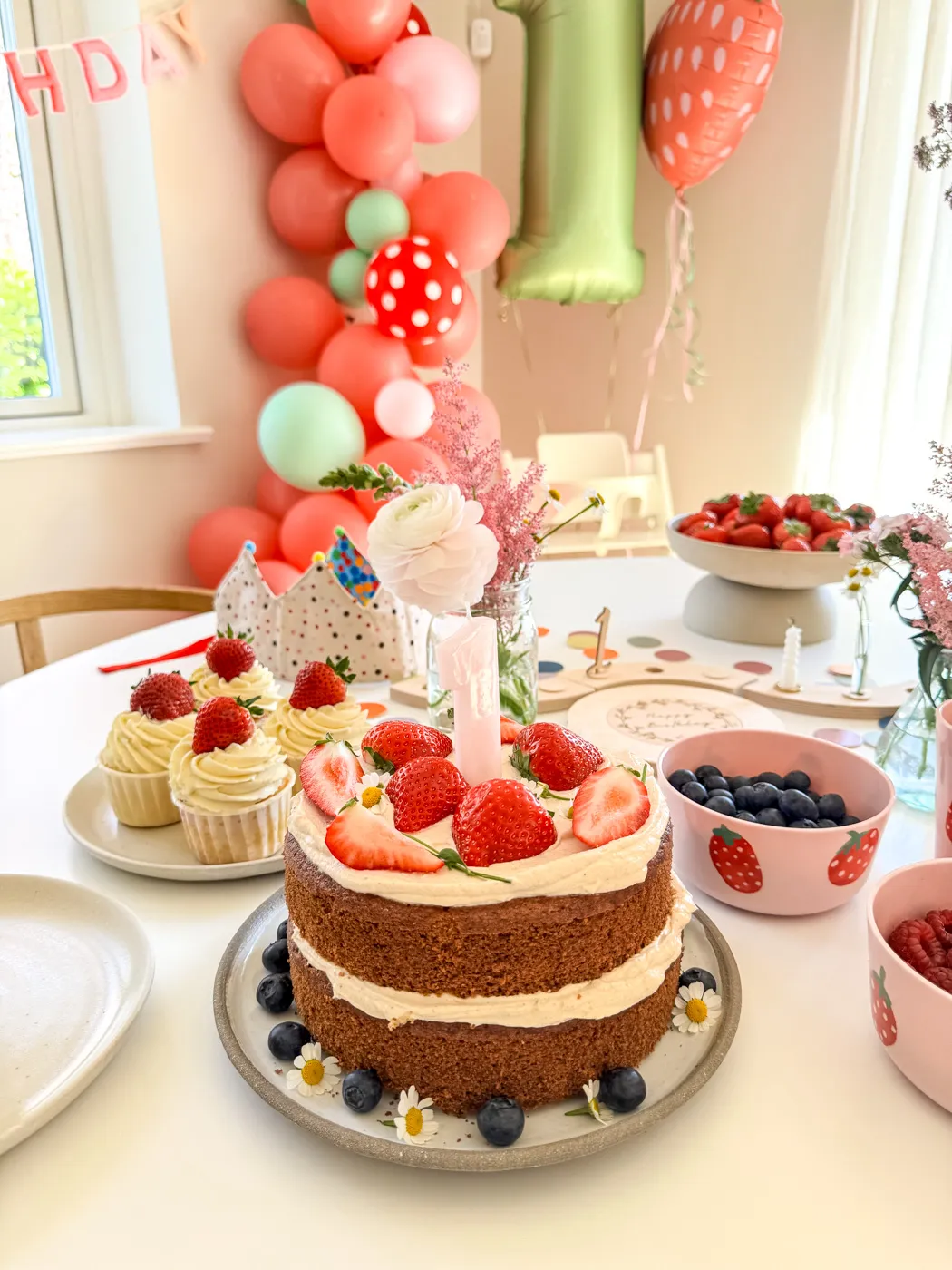 Zwei Babykuchen, einer davon zweistöckig mit Beeren dekoriert