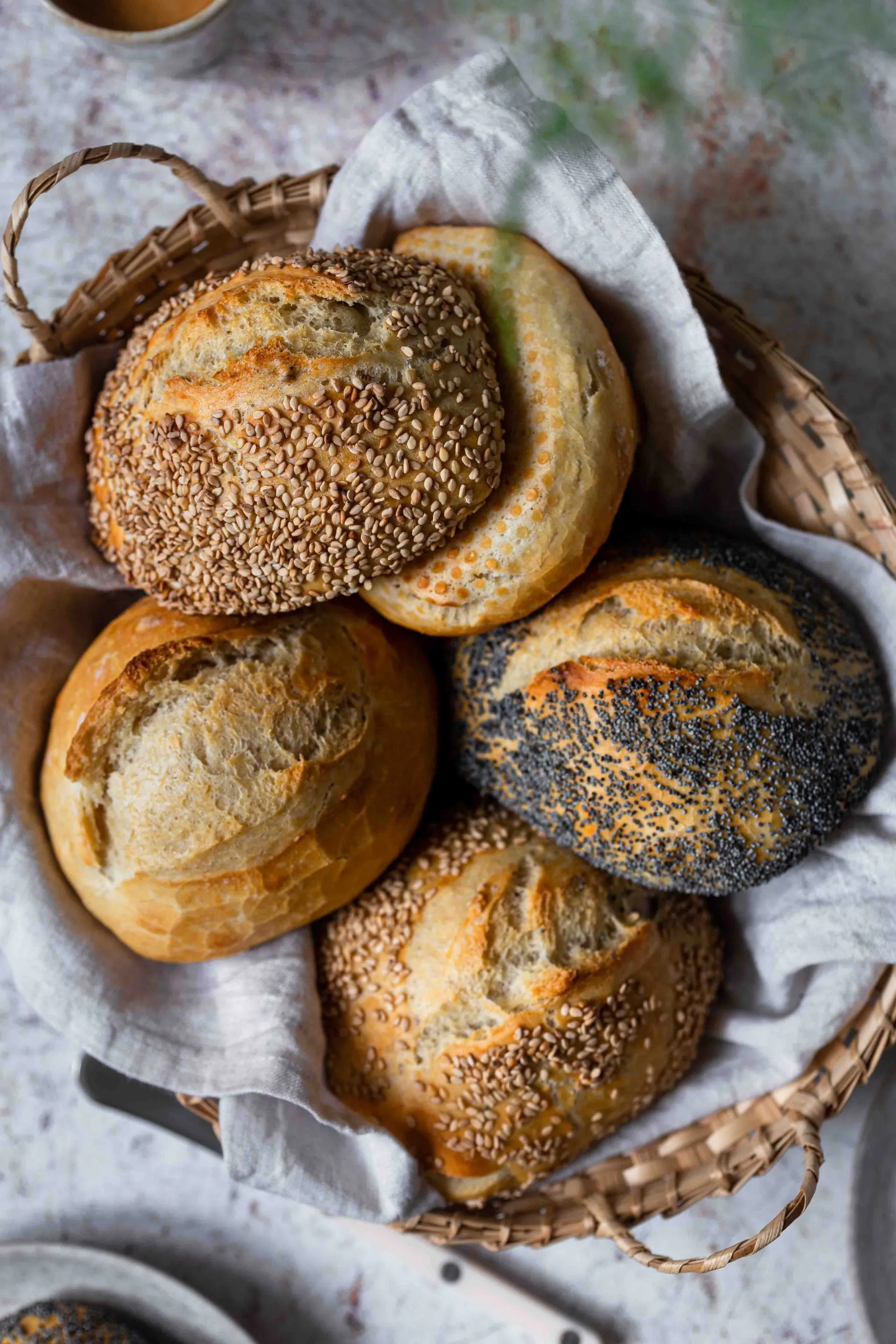 Zwei schnelle Brötchen, noch warm und bereit zum Verzehr, auf einem hölzernen Untergrund