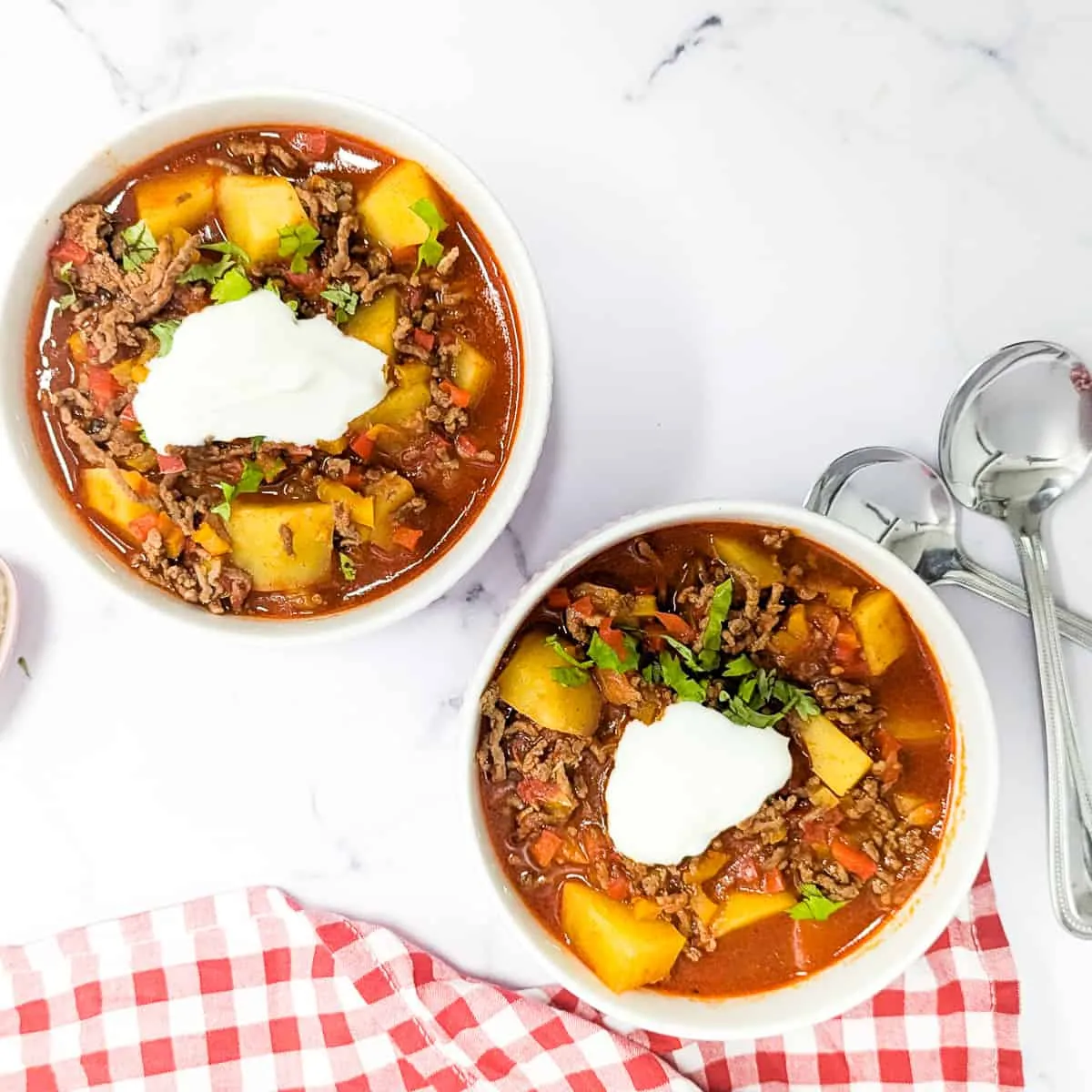 Zwei Schüsseln deutscher Bauerntopf auf einem Holztisch