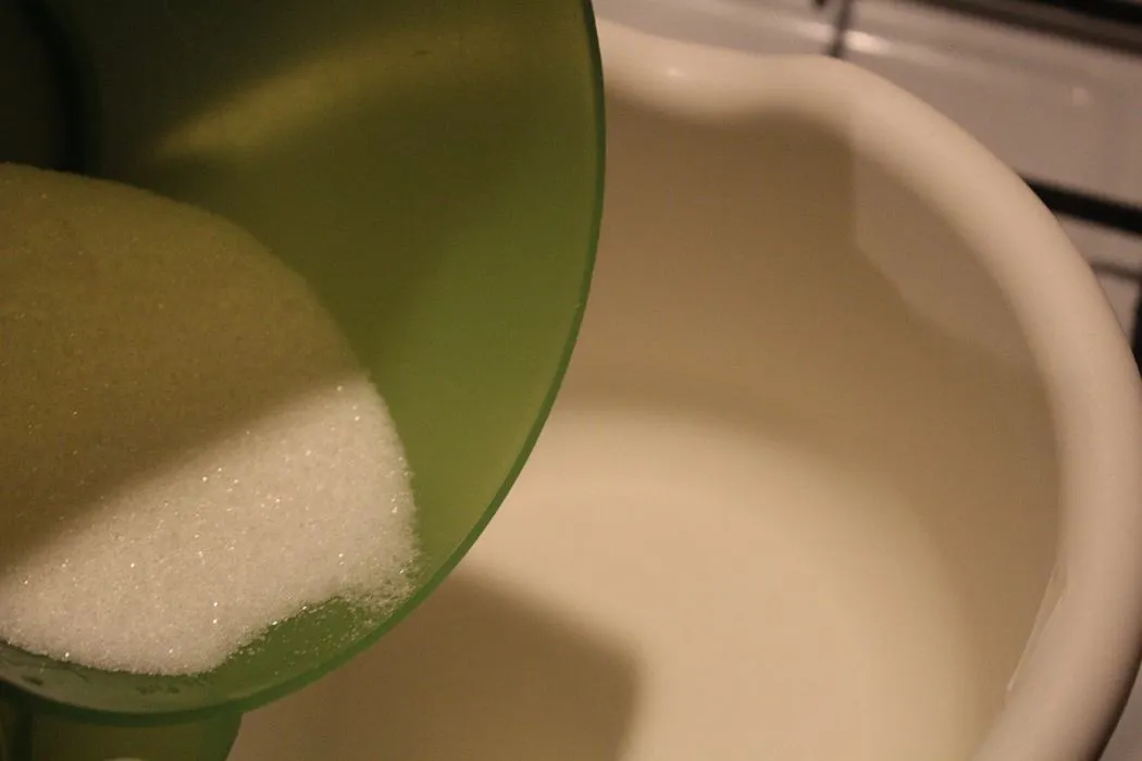 100 Gramm Zucker in einer Rührschüssel bereit zum Anrühren