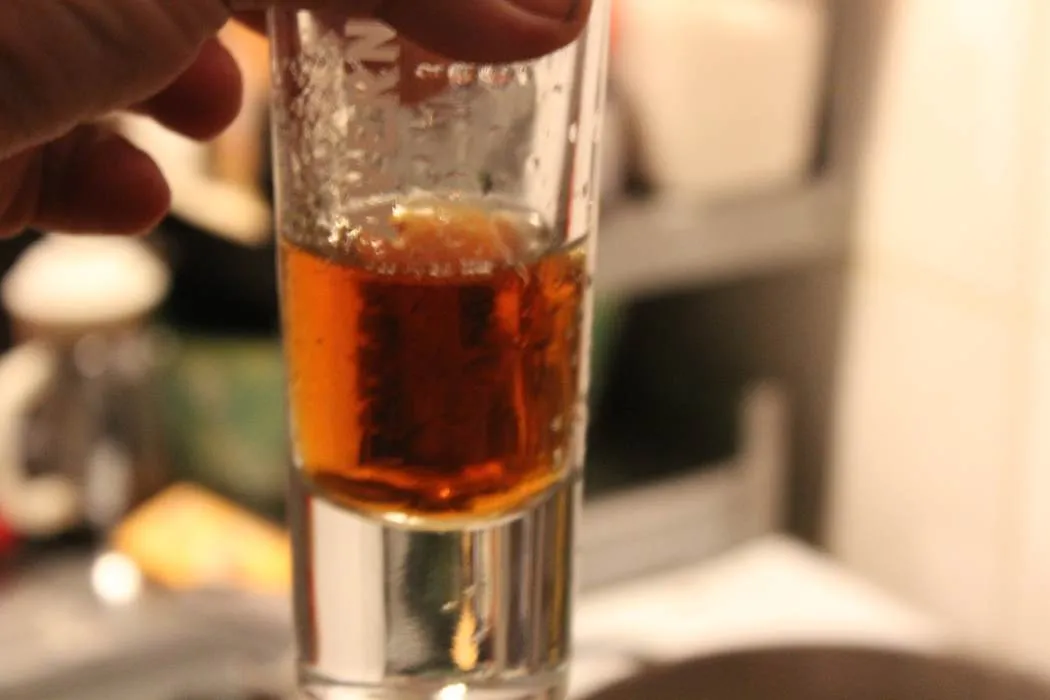 5 cl Amaretto wird in ein Glas gegossen