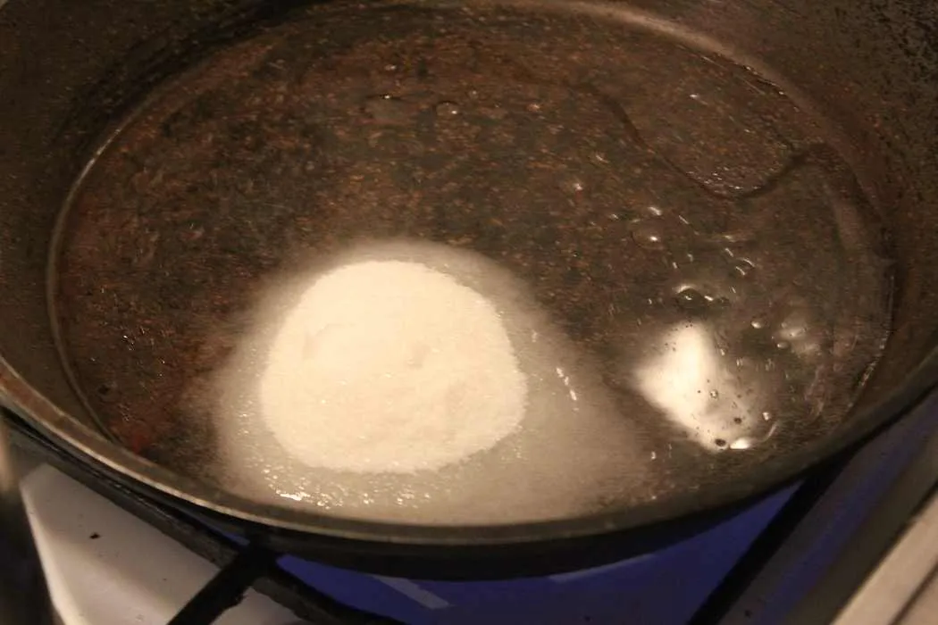 50 Gramm Zucker werden in die Pfanne gegeben