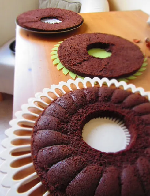 Abgekühlter Schokoladenkuchen bereit zum Schneiden