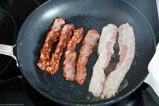 Ablauf New York Club Sandwich 1 - Speck wird in der Pfanne gebraten