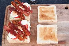 Ablauf New York Club Sandwich 10 - Gebratener Speck wird auf das Sandwich gegeben