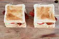 Ablauf New York Club Sandwich 11 - Das Sandwich wird mit Spießen fixiert