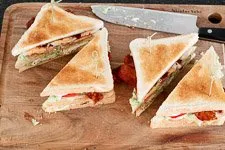 Ablauf New York Club Sandwich 12 - Das Sandwich wird diagonal durchgeschnitten