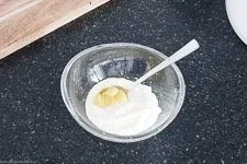 Ablauf New York Club Sandwich 2 - Mayonnaise und Senf werden verrührt