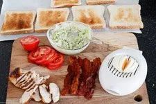 Ablauf New York Club Sandwich 4 - Gerösteter Toast und Zutaten liegen bereit