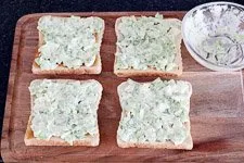 Ablauf New York Club Sandwich 5 - Toastscheiben werden mit Salatcreme bestrichen