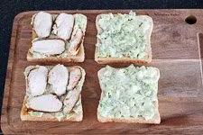 Ablauf New York Club Sandwich 6 - Hähnchenbrust wird auf Toast gelegt