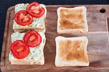 Ablauf New York Club Sandwich 8 - Tomatenscheiben werden auf das Sandwich gelegt