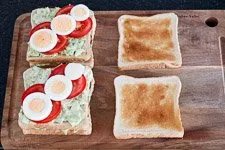 Ablauf New York Club Sandwich 9 - Eierscheiben werden auf das Sandwich gelegt