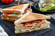 Ablauf New York Club Sandwich Neu 13 - Zwei Hälften des fertigen New York Club Sandwichs