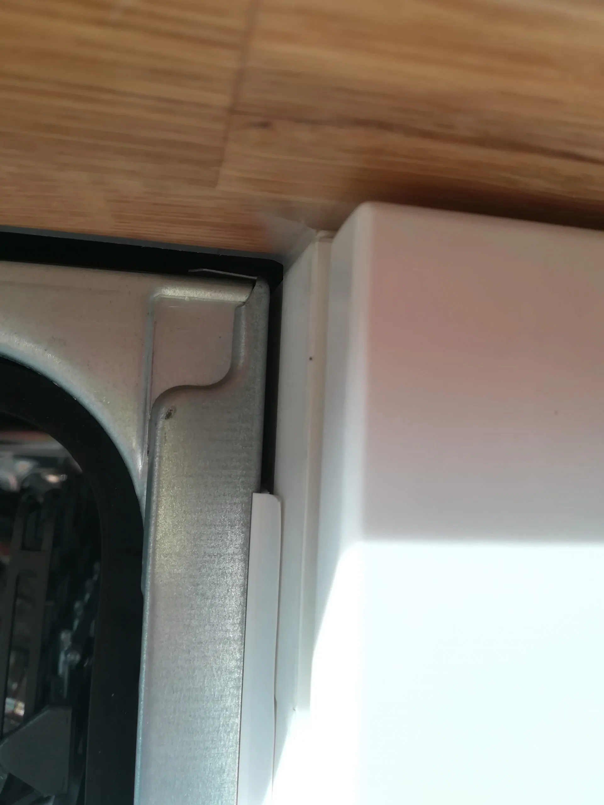 Abstand oben seitlich zwischen Spülmaschinenfront und angrenzendem Schrank.