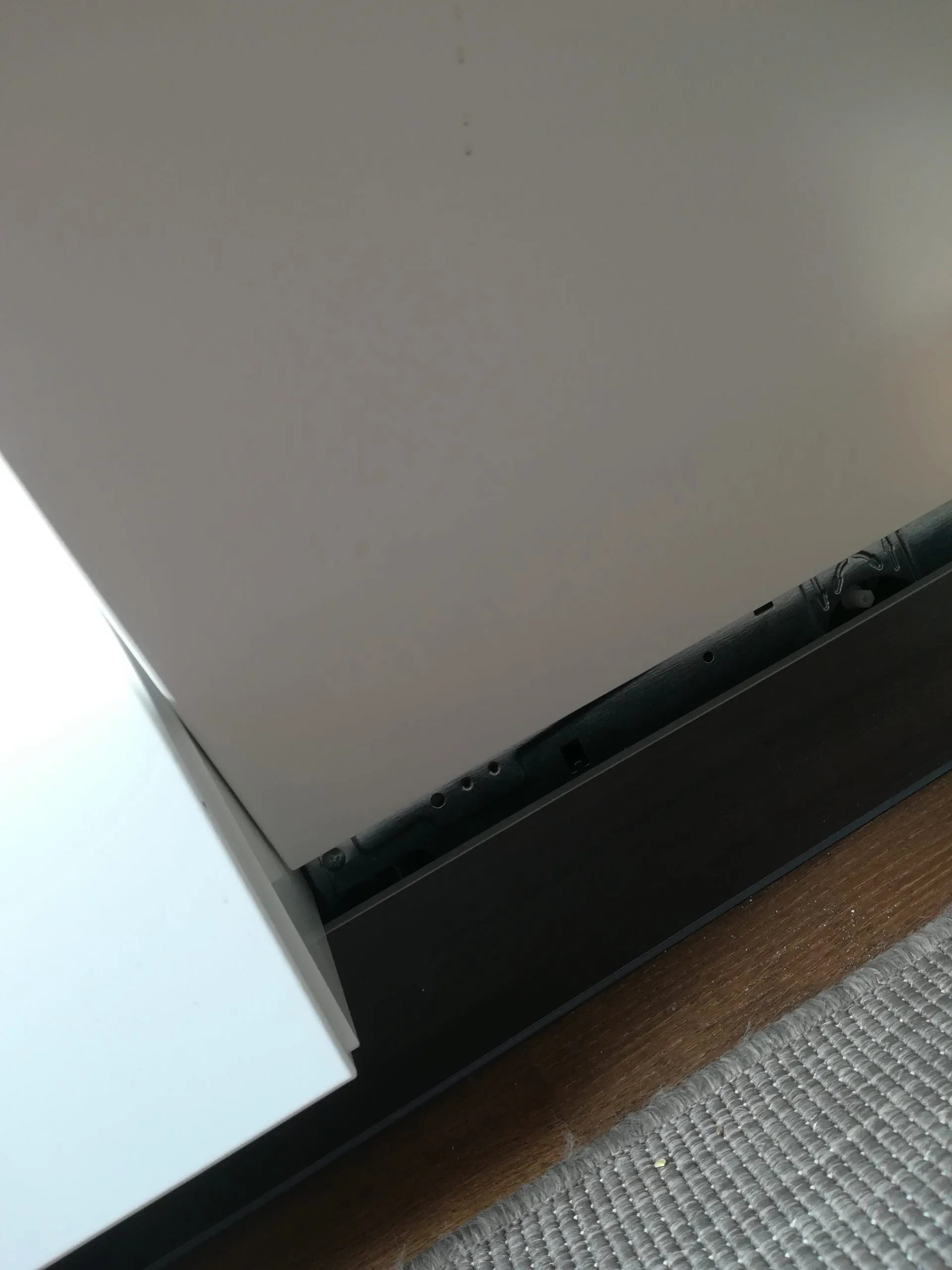 Abstand zur Sockelleiste beim Aufklappen der Spülmaschinenfront, deutlich sichtbar.