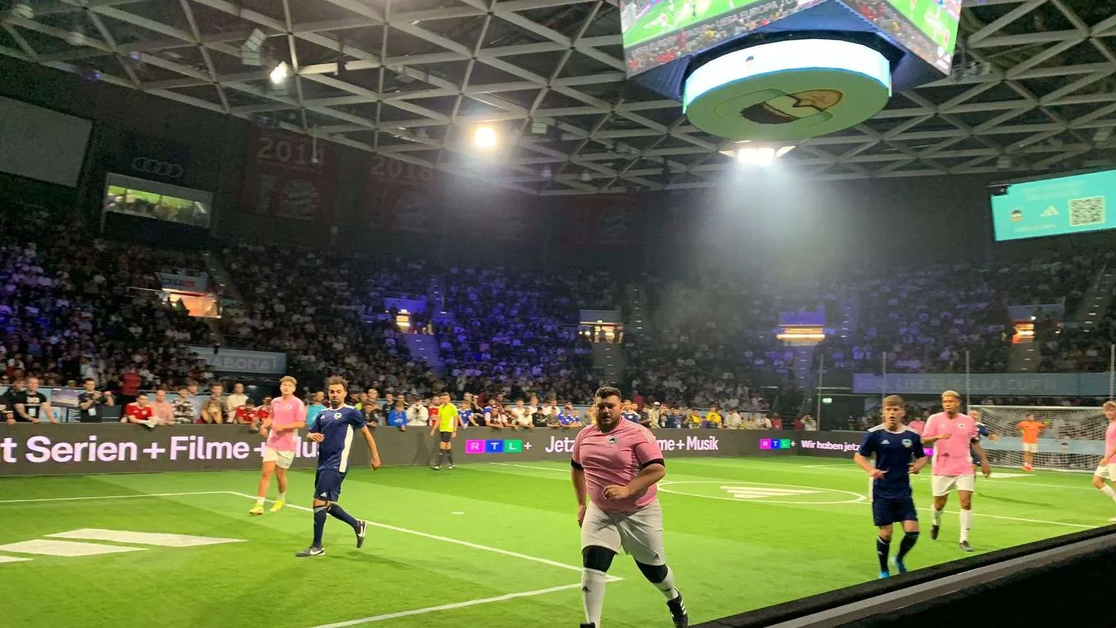 AbuGoku auf dem Fußballplatz beim Eligella Cup.