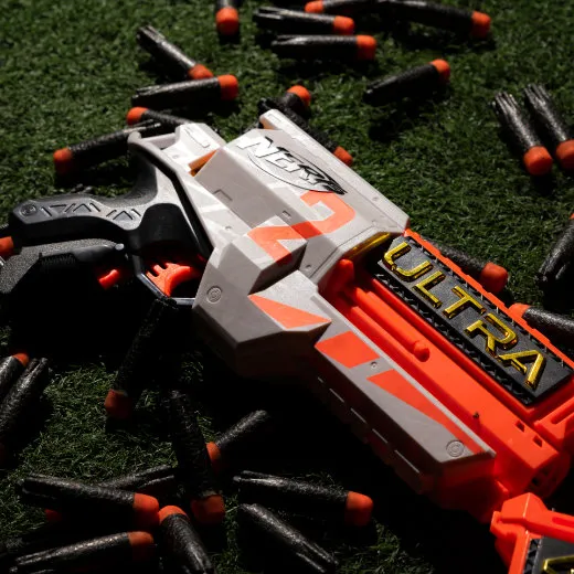 Actiongeladenes Dart-Blaster Spiel mit aufblasbaren Hindernissen