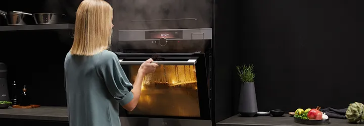 AEG Dampfbackofen beim Dampfgaren von Speisen