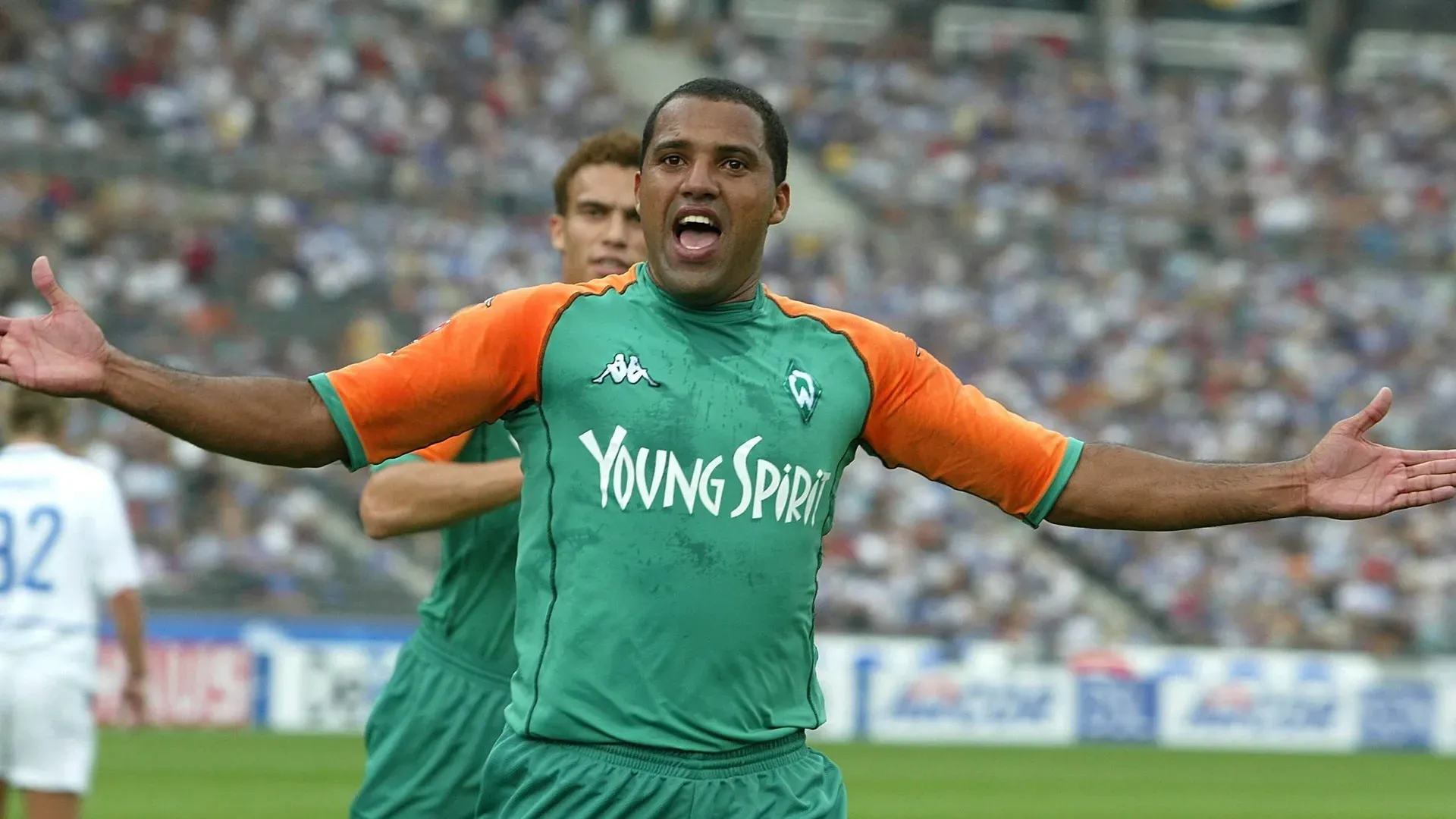 Aílton feiert eines seiner zahlreichen Tore für Werder Bremen