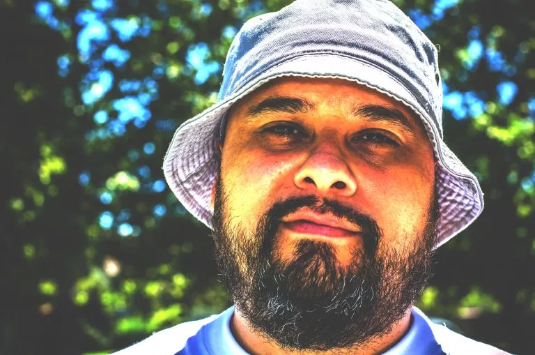 Akazie, der Grafikdesigner des Drink Champs Podcasts