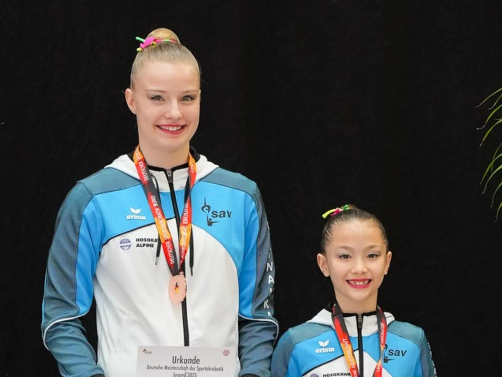 Akrobaten präsentieren eine anspruchsvolle Balance-Übung