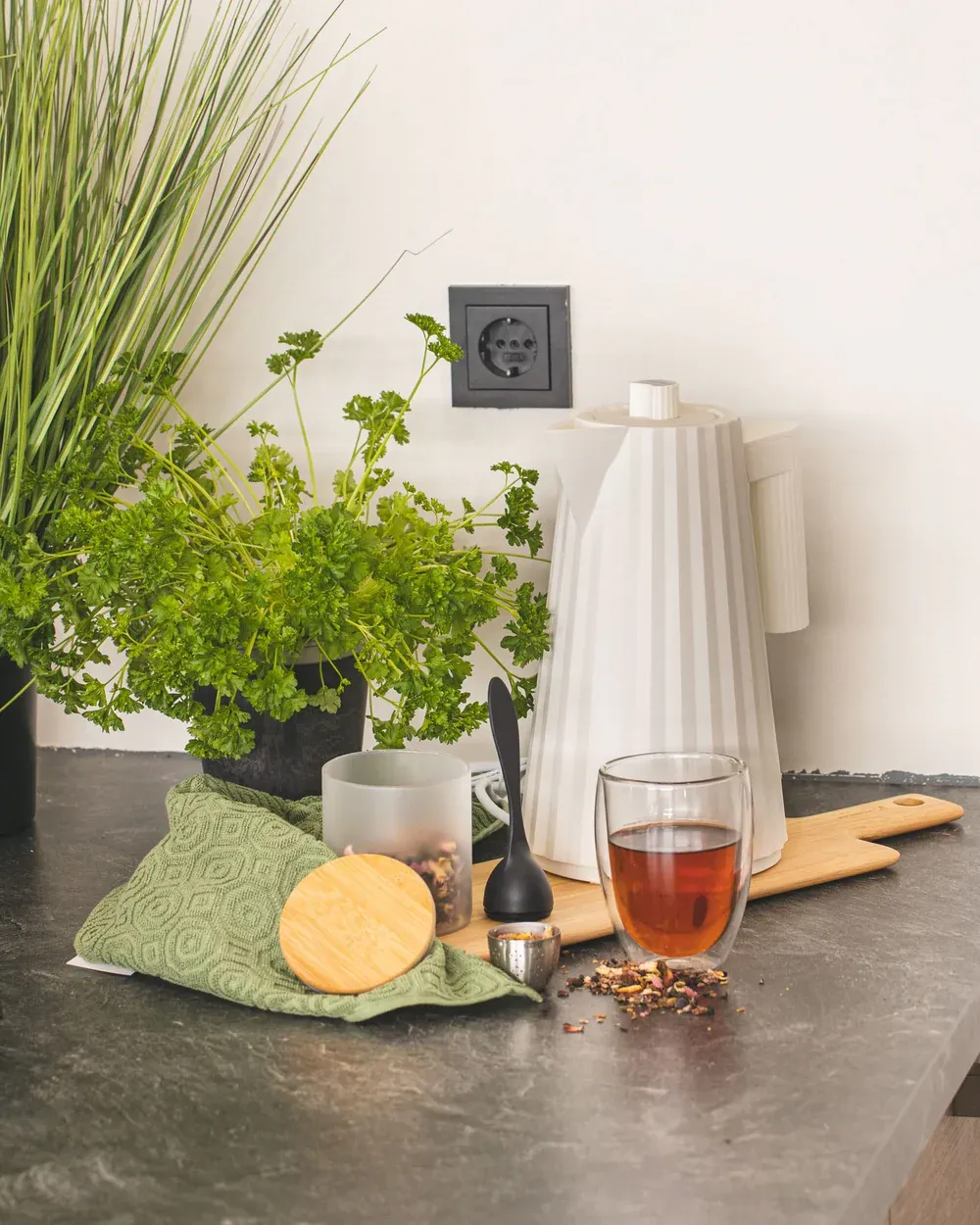 Alessi Plissé Wasserkocher im Mood-Shot