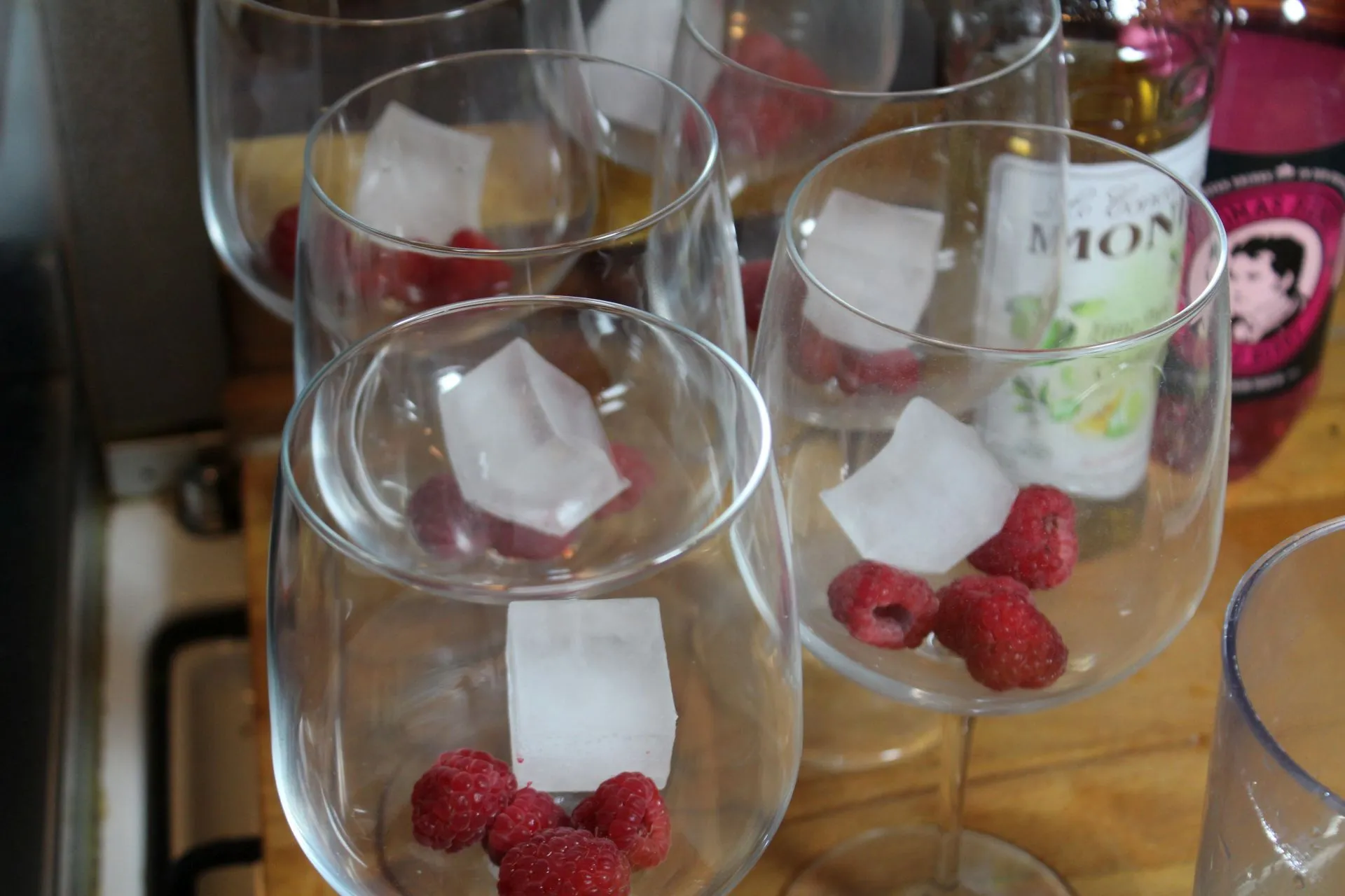 Alkoholfreier Wein und Sirup in den Gläsern, bereit zum Mischen