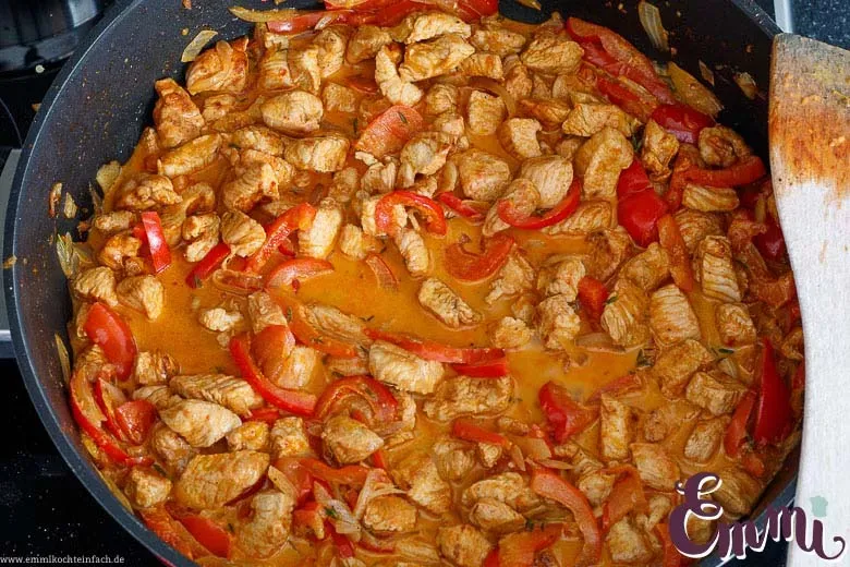 Alle Zutaten des Putengeschnetzelten werden in der Pfanne vermengt