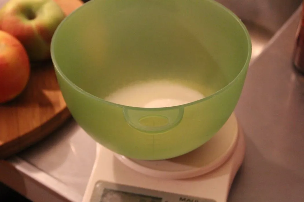 Alle Zutaten für den Apfelkuchen in der Pfanne übersichtlich auf einer Küchenzeile angerichtet