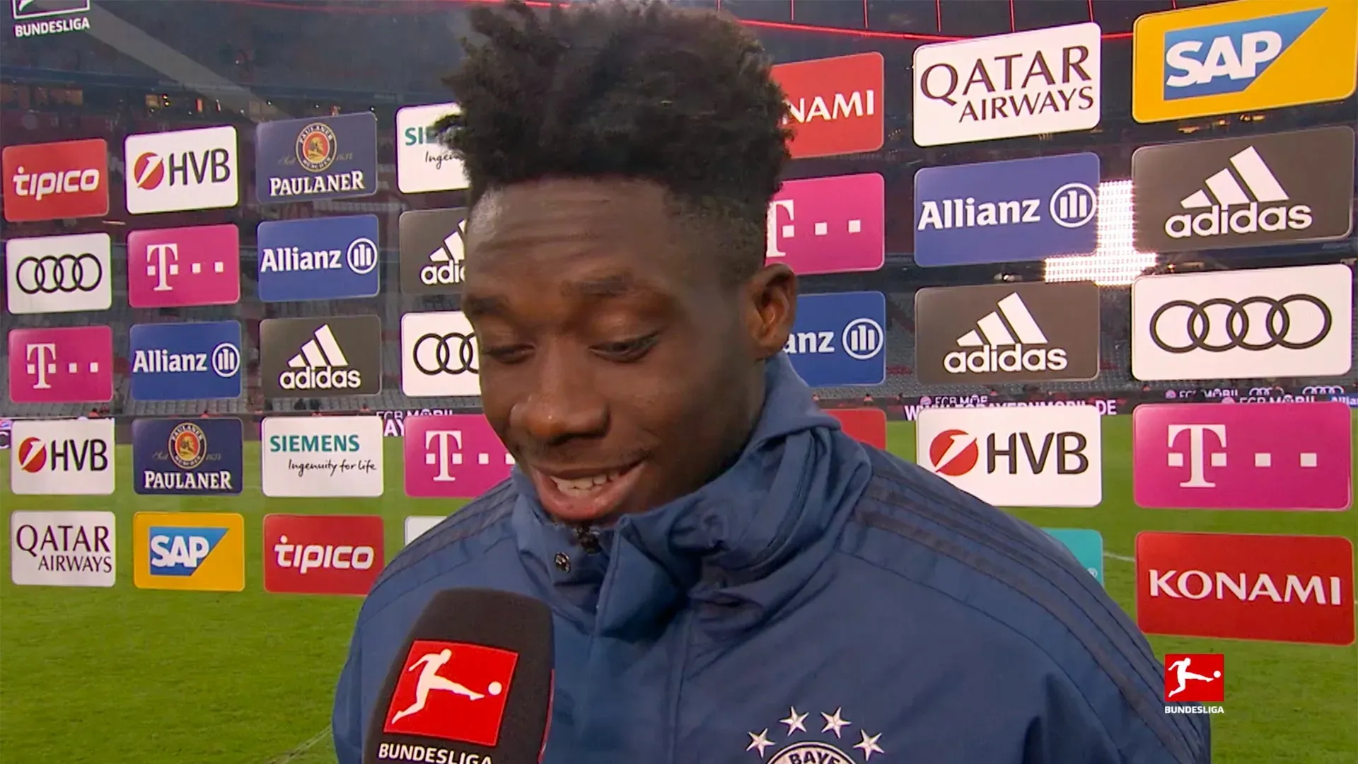Alphonso Davies jubelt mit Robert Lewandowski und anderen Bayern-Spielern nach einem Tor