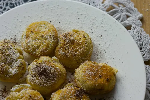 Alt text: Rohling von brauner Butter Ebelskiver in der Pfanne