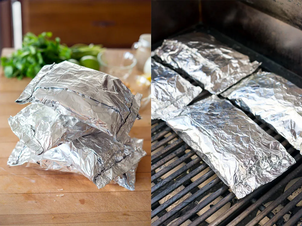 Alufolienpäckchen auf einem Grill