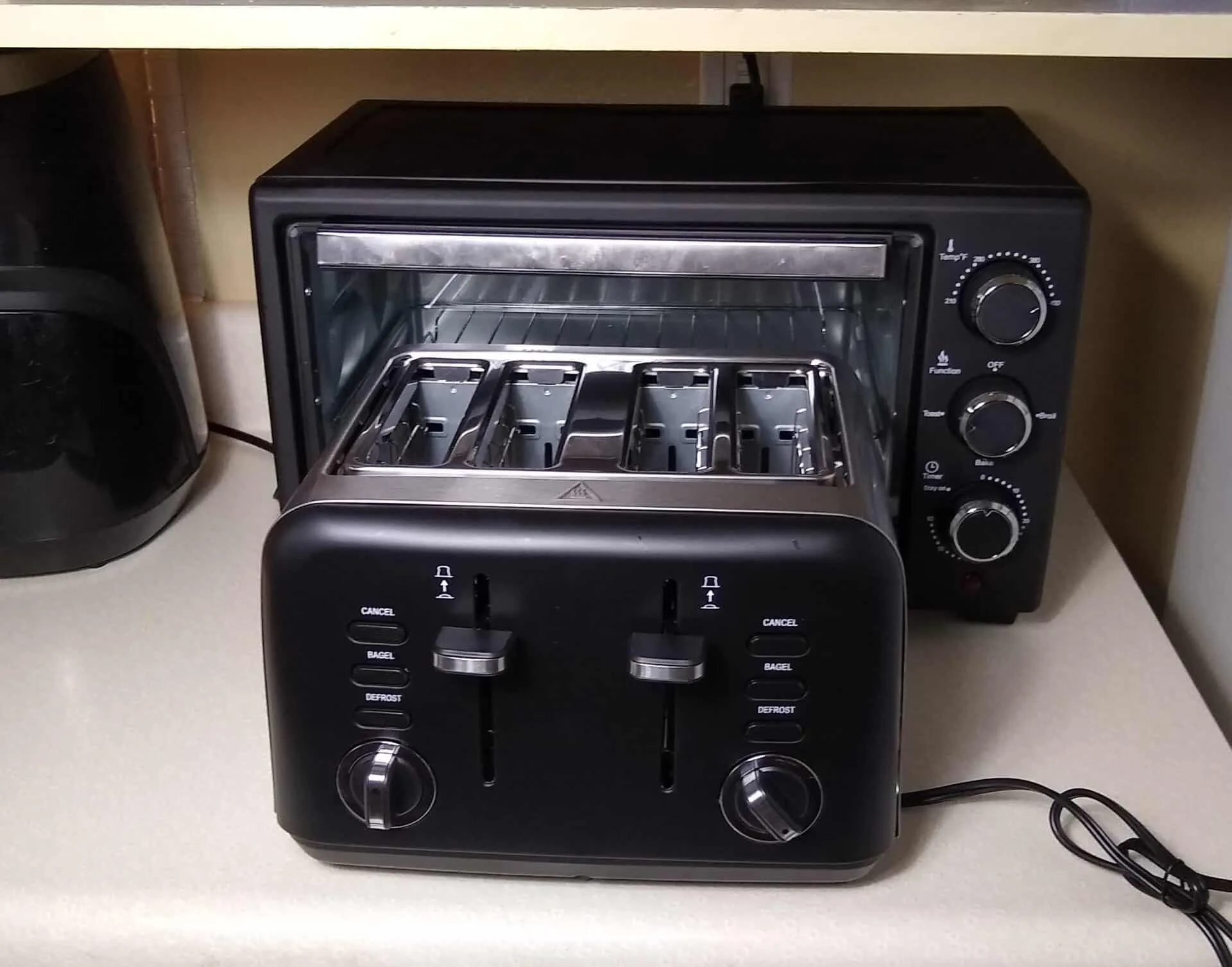 Ambiano 4-Schlitz-Toaster (vorne) im Vergleich zum Ambiano Toasterofen (hinten)