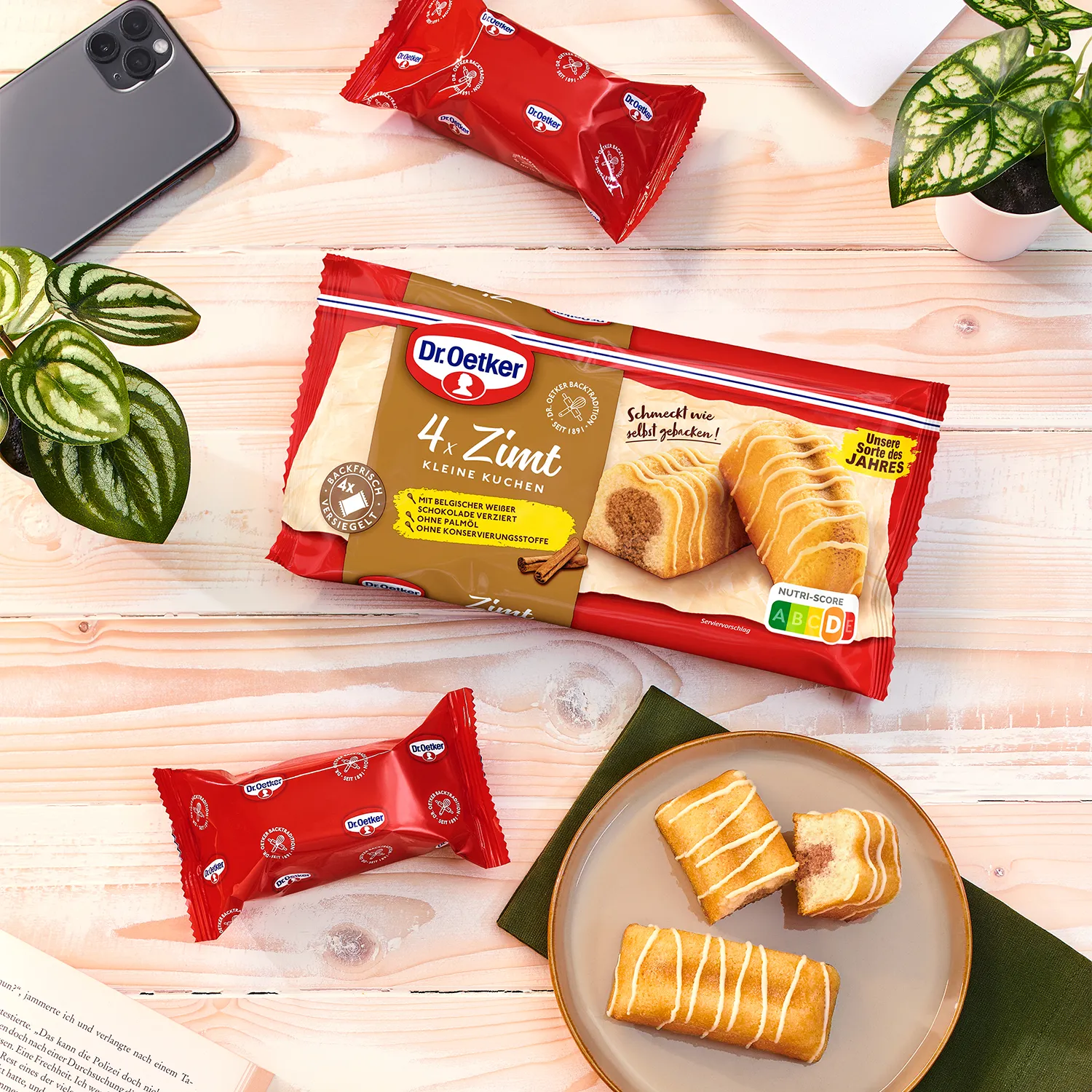 Ambienteaufnahme von kleinen Zimtkuchen auf einem Teller mit Kaffee