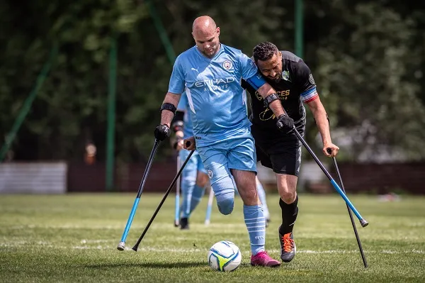 Amputierten-Fußballspieler im Zweikampf