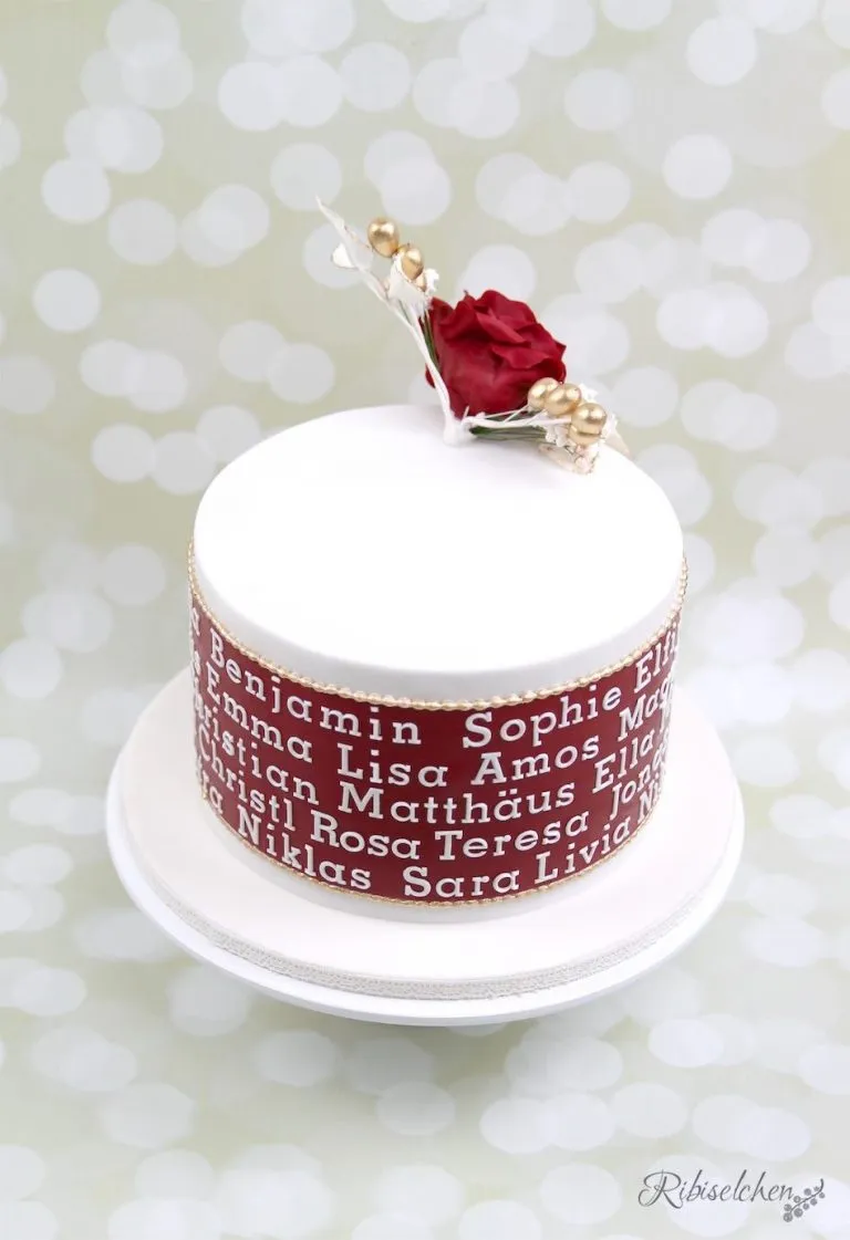 Anbringen des personalisierten Fondantbandes auf der Torte