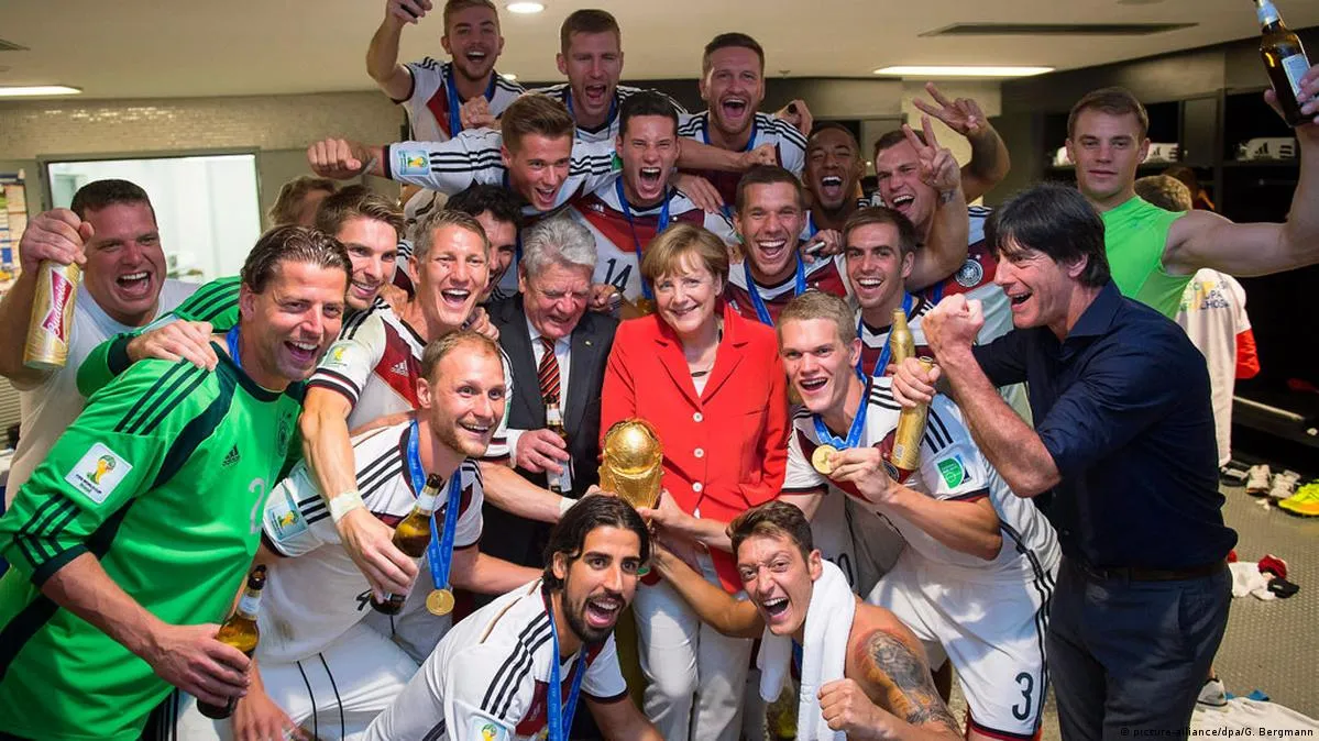 Angela Merkel und Joachim Gauck jubeln mit der deutschen Nationalmannschaft bei der WM 2014