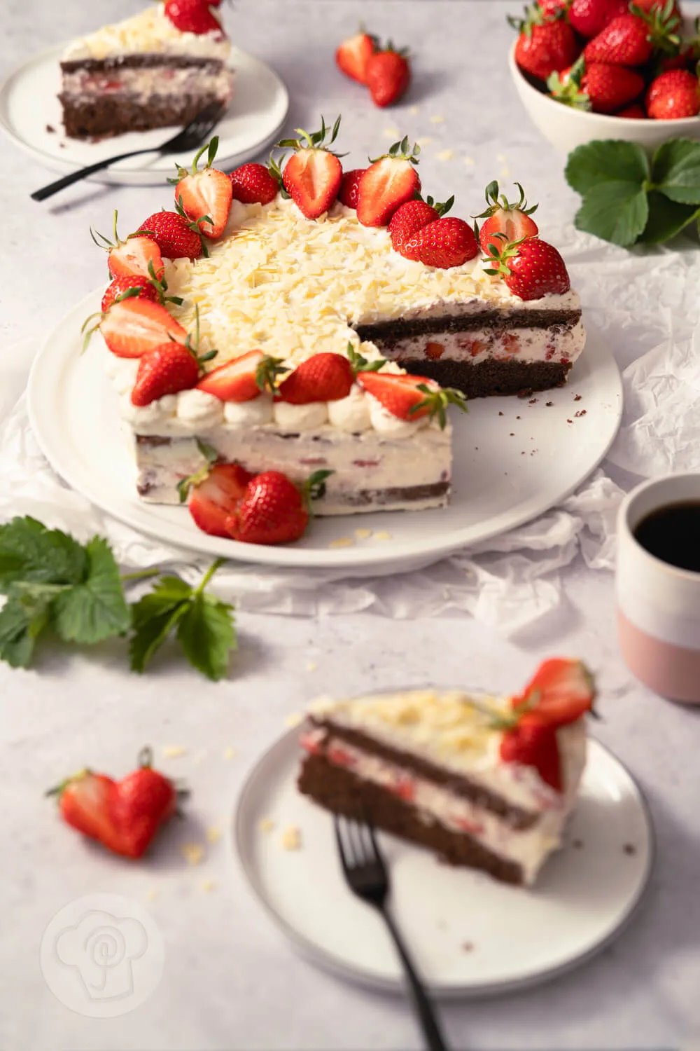 Angeschnittene einfache Erdbeertorte in Herzform auf einem Teller, perfekt für besondere Anlässe