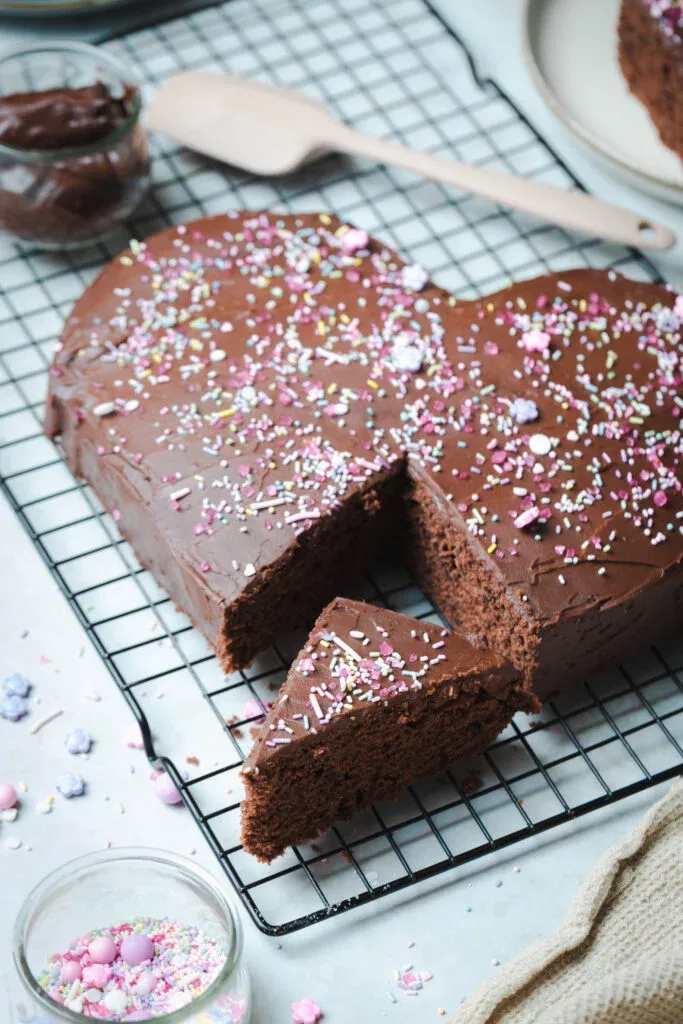 Angeschnittener Herzkuchen, der die flauschige Textur zeigt