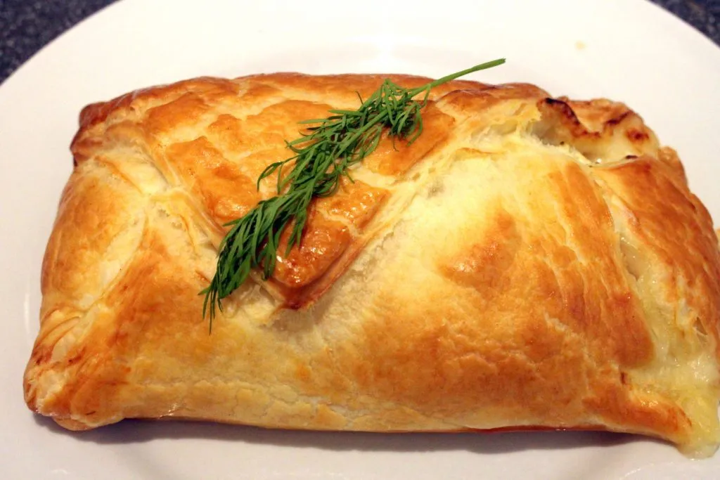 Angeschnittener Lachs im Blätterteig