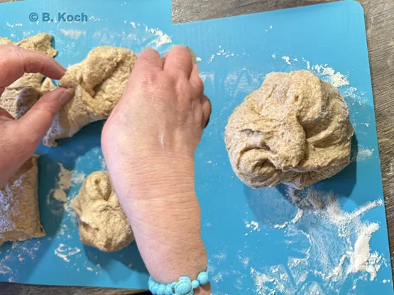 Anleitung zum Falten von Teigstücken zu Brötchen