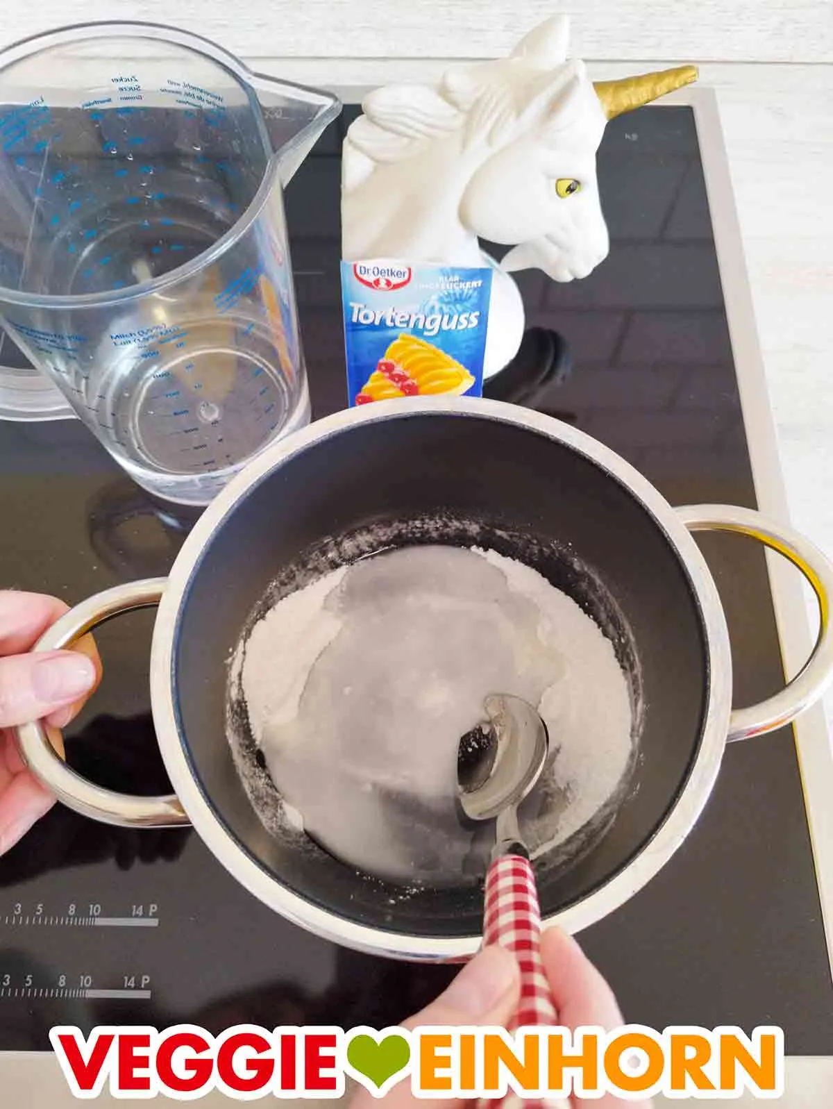 Anrühren des Tortenguss Pulvers mit Wasser