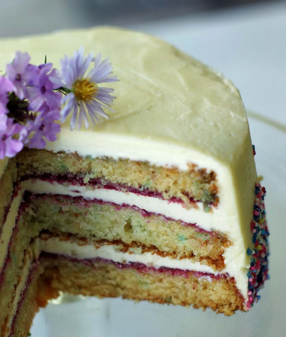 Anschnitt einer amerikanischen Funfetti Geburtstagstorte mit Buttercreme