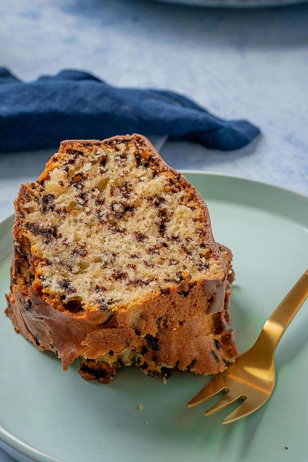 Anschnitt eines saftigen Ameisenkuchens mit Schokoglasur und Streuseln