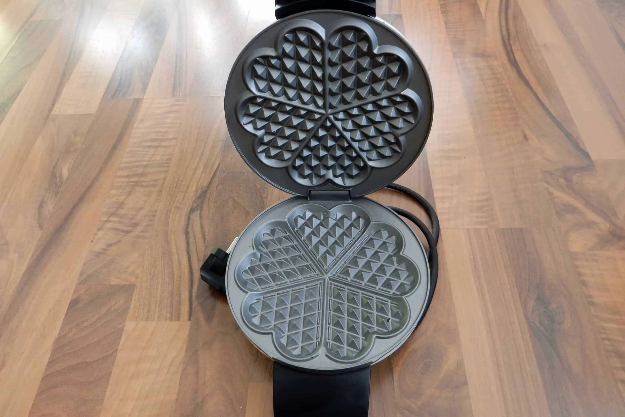 Ansicht der Backflächen des Cloer 1621 mit Teig