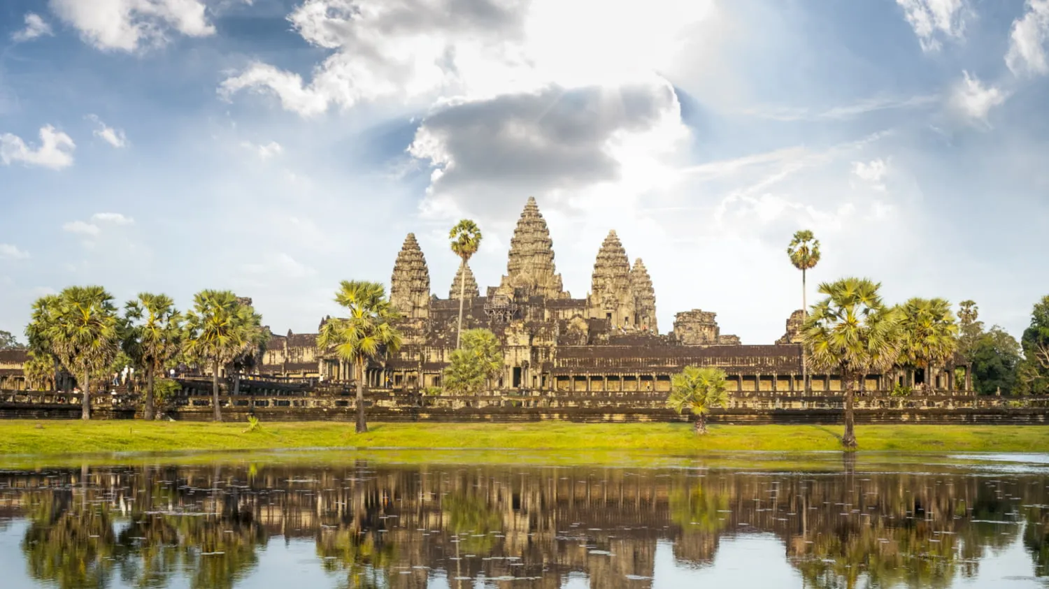 Ansicht des Tempels Angkor Wat in Kambodscha, der sich im Wassergraben vor der Anlage spiegelt