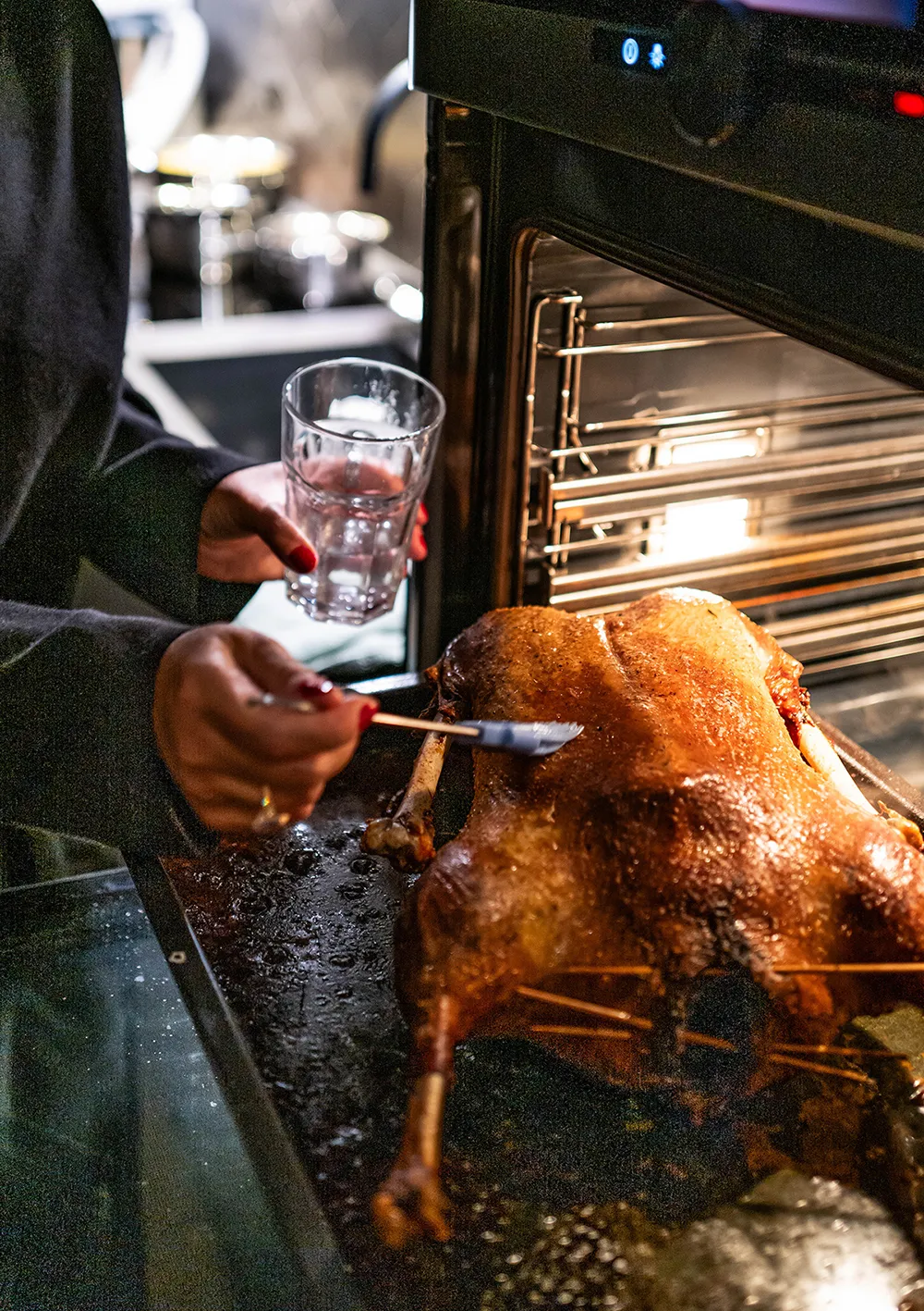 Ansicht einer perfekt gebratenen Weihnachtsgans vor dem Anschneiden