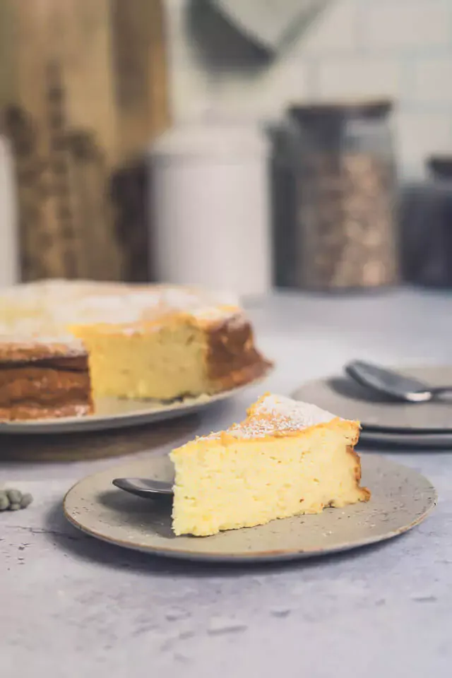 Ansicht eines Eierlikör Käsekuchens ohne Boden mit frühlingshafter Dekoration